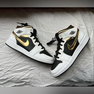 Jordan 1 retro mid white gold black